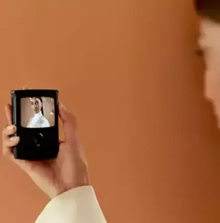 صورة لقسم هاتف قابل للطي